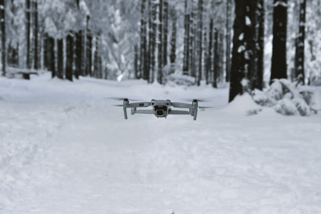 Dronă DJI în zbor pe timp de iarnă